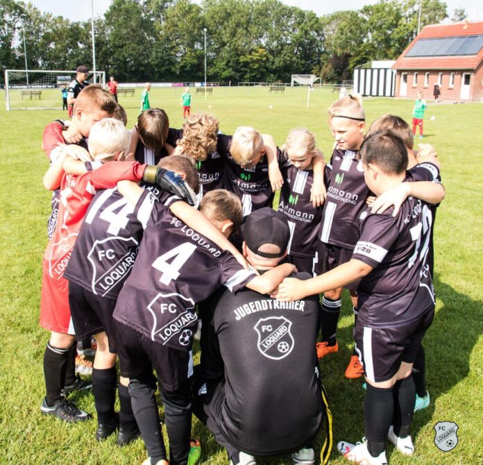 Die letzte Motivation vor dem Spiel: Im Teamkreis beschwören unsere Kleinsten den Teamgeist. FCL-Bild: Reiner Poets