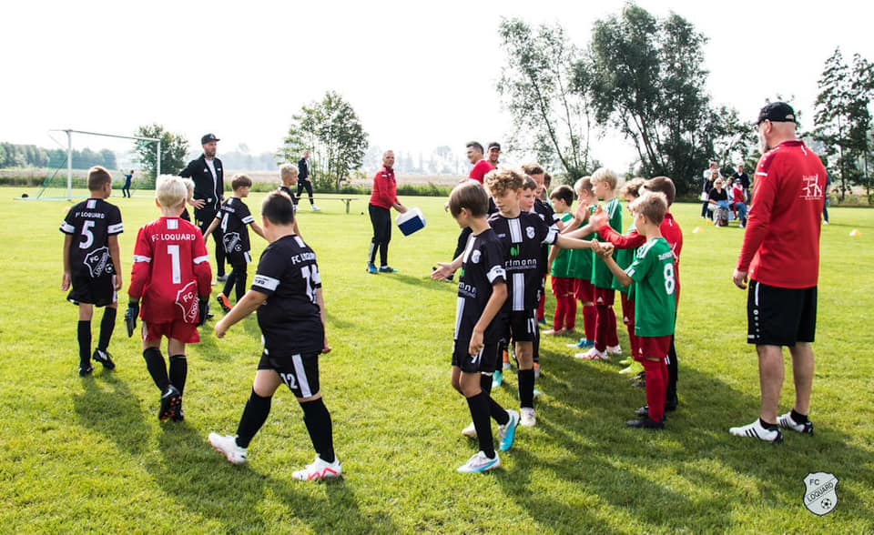 Gleich rollt der Ball: Beide Jugendteams beim obligatorischen Shakehands.FCL-Bild: Reiner Poets