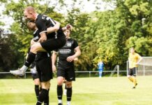 FCL-Torjäger David Kloos fliegt Flügelflitzer Timo Artmann um die Ohren, der ihm soeben mustergültig einen Treffer auf dem Silbertablett servierte. FCL-Bild: Reiner Poets