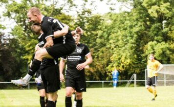 FCL-Torjäger David Kloos fliegt Flügelflitzer Timo Artmann um die Ohren, der ihm soeben mustergültig einen Treffer auf dem Silbertablett servierte. FCL-Bild: Reiner Poets
