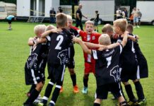So sehen Sieger aus: Unsere Kleinsten feiern ihre ganz großen Triumph stilecht. FCL-Bild: Privat