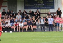 Bereits vor dem Spiel verwandelten zahlreiche mitgereiste Anhänger das eigentliche Auswärtsspiel in ein Heimspiel, indem sie unsere Elf fleißig anfeuerten. Bild: Lisa Mergner