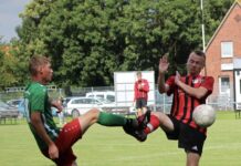 Mit allen Mitteln: Im Duell der Punktlosen schenkten sich beide Teams nichts. Bild: Lisa-Marie Mergner