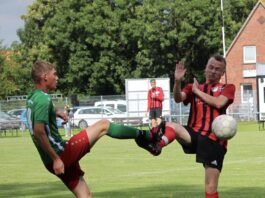 Mit allen Mitteln: Im Duell der Punktlosen schenkten sich beide Teams nichts. Bild: Lisa-Marie Mergner