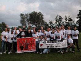 Mit eigens gestalteten Shirts verabschiedeten unsere Zweite und das Team um das Team herum ihren Trainer Thorsten Zeiß. Bild: Lisa-Marie Mergner