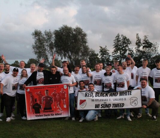Mit eigens gestalteten Shirts verabschiedeten unsere Zweite und das Team um das Team herum ihren Trainer Thorsten Zeiß. Bild: Lisa-Marie Mergner