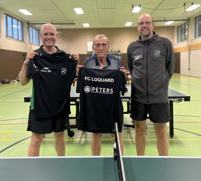 Lassen künftig für unseren FCL die Bälle fliegen: Jörn Müller (links) und Karl-Heinz Zeiß (Mitte) - auch zur Freude von Ulrich Folkerts (rechts).