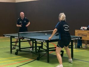 Einstand nach Maß: Jörn Müller (links) zeigte ein gelungenes FCL-Debüt an den Tischen der Loquarder Turnhalle.