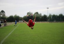 Flugshow: Jean-Louis Hohlin feiert den ersten Saisonsieg und sein Debüt in der Startelf auf seine Weise. Bild: Lisa-Marie Mergner