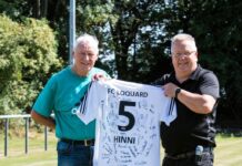 Zwei FCL-Institutionen auf einem Bild: Unser FCL-Vorstandsvorsitzender Joachim Harberts (rechts) und unser nunmehr 80 Jahre altes FCL-Ehrenmitglied Hinrich "Hinni" Christians. FCL-Bild: Reiner Poets