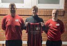 Alles, außer gewöhnlich: In Crocs stellt unsere Zweite ihren Neuzugang Christoph Amelsbarg (Mitte) vor. Das freut auch seine künftigen Trainer Jens Wiltfang (links) und Mirko Weets (rechts). Bild: Thorsten Zeiß