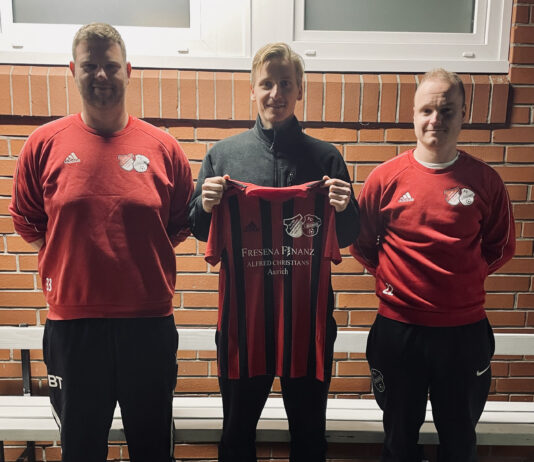Alles, außer gewöhnlich: In Crocs stellt unsere Zweite ihren Neuzugang Christoph Amelsbarg (Mitte) vor. Das freut auch seine künftigen Trainer Jens Wiltfang (links) und Mirko Weets (rechts). Bild: Thorsten Zeiß