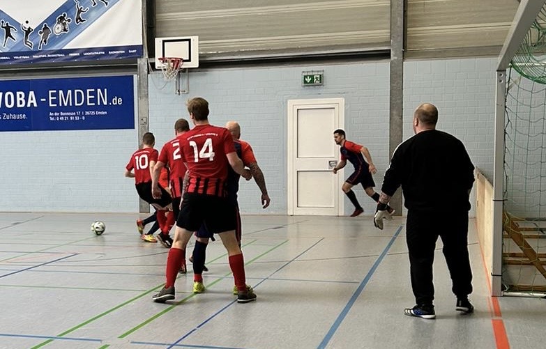 Konzentriert in der Arbeit gegen den Ball zeigt sich unsere Zweite in dieser Situation. Am Ende setzte es leider trotzdem eine Niederlage gegen die "ü30" von FT 03 Emden.