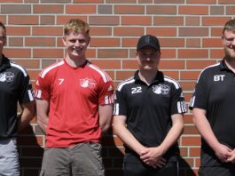 Janno Arends (2. von links) freut sich auf sein neues Abenteuer in unserer Zweiten. Kai Müller (1. von links), Mirko Weets (3. von links) und Jens Wiltfang (rechts), aus dem Trainerteam unserer Zweiten, teilen diese Freude. Bild: Lisa-Marie Mergner