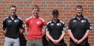 Janno Arends (2. von links) freut sich auf sein neues Abenteuer in unserer Zweiten. Kai Müller (1. von links), Mirko Weets (3. von links) und Jens Wiltfang (rechts), aus dem Trainerteam unserer Zweiten, teilen diese Freude. Bild: Lisa-Marie Mergner