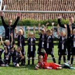 Strahlende Kinder- und Traineraugen nach dem Turniersieg unseres fußballerischen Nachwuchses.