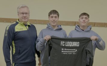 FCL-Cheftrainer André Popp (links) durfte mit den Barth-Zwillingen gleich zwei Neuzugänge bei unserem FCL begrüßen.