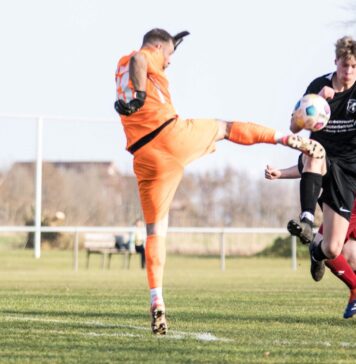 Brachte noch einmal frischen Wind in die Begegnung, ein Treffer sollte aber auch FCL-Angreifer Lübbert Lübbers, hier im Duell mit Bunde-Keeper Marcel Kayser, nicht gelingen. FCL-Bild: Reiner Poets
