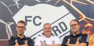 Chefstrategen bei unserem FC Loquard: FCL-Cheftrainer André Popp (Mitte) und seine beiden Co-Trainer Stefan Mulder (rechts) und Martin Peters (links). FCL-Bild: Reiner Poets